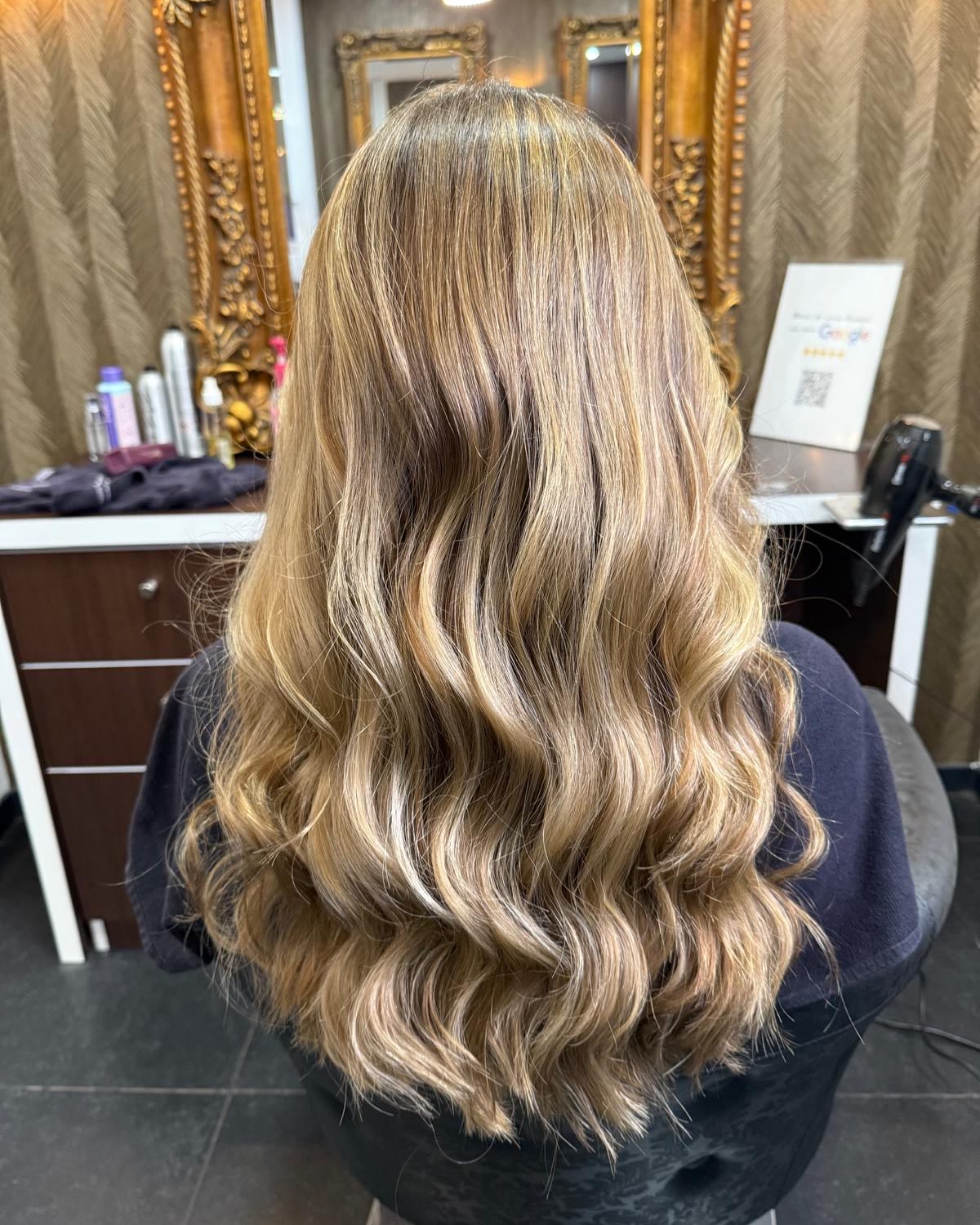 Balayage blond lumineux réalisé au salon For Women à Serris – coloration O&M