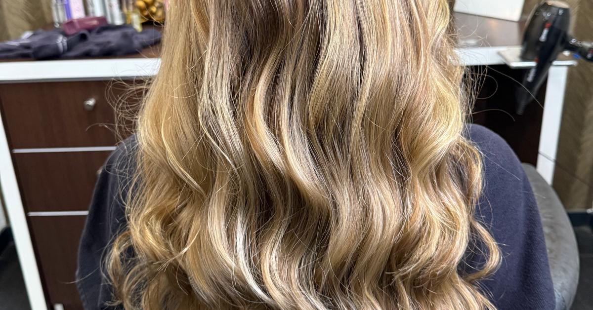 Balayage blond ondulé réalisé chez For Women, coiffeur femme à Serris